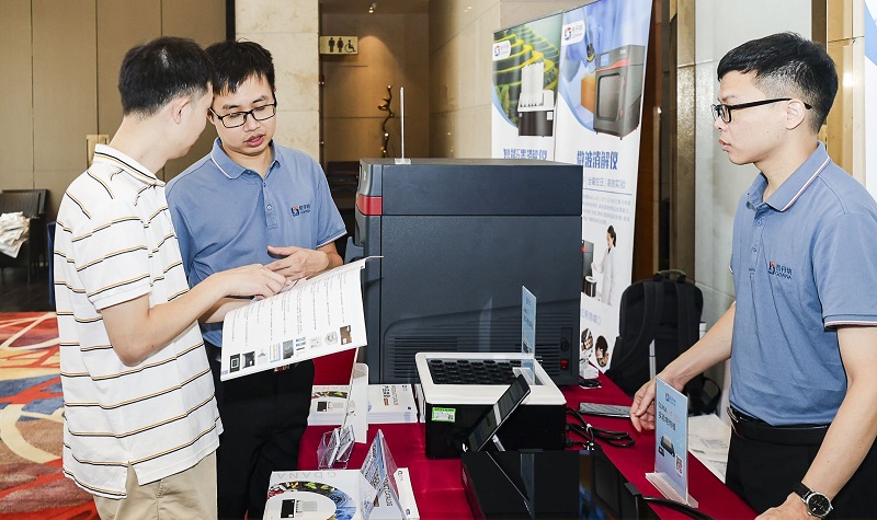 銷售總經(jīng)理為客戶展示商品，耐心答疑解惑